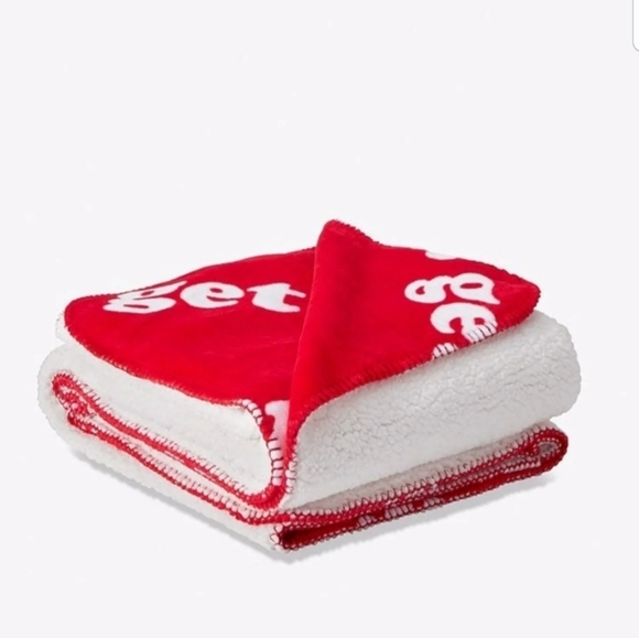 Victoria Secret Sherpa Blanket - Picture 5 of 5